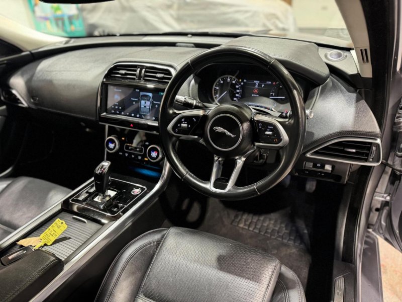 JAGUAR XE